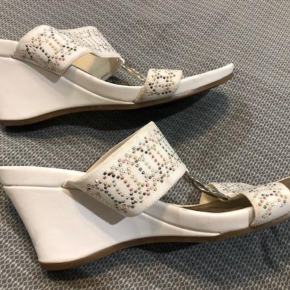 Coach And Four White Casual Women's Shoes - 7M - Gently Used - Picture 3 of 7